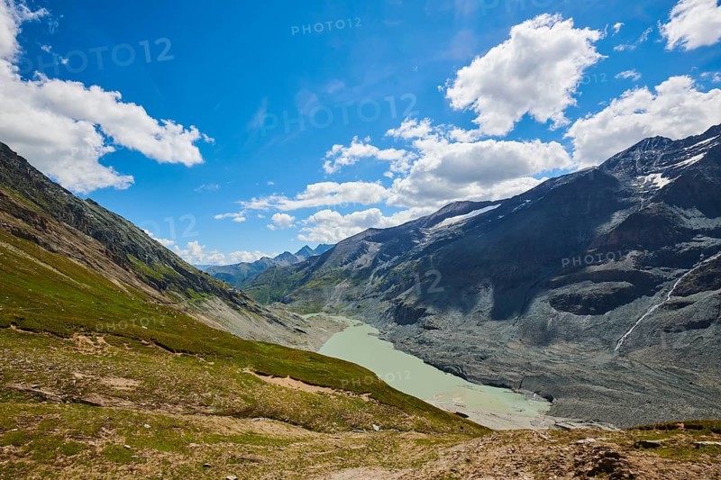 View from Wasserfallwinkelkeesee to Franz Joseph Hoehe into the mountains with Pasterze on a sunny day, Kaernten, Austria, Europe