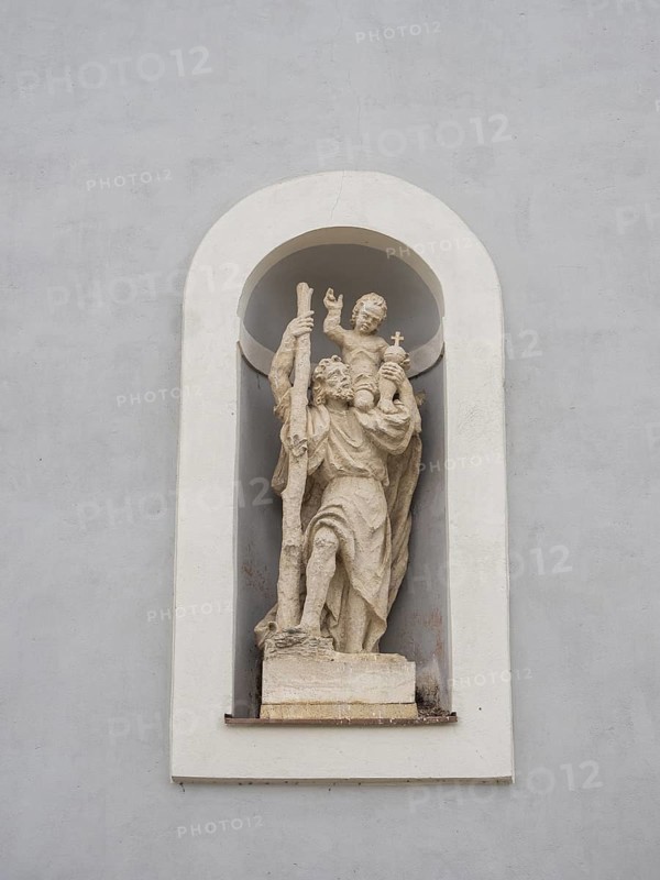 Sculpture on the church wall, St Christopher, parish church zum Heiland, Roman Catholic parish church, Breitenfeld an der Rittschein, Riegersburg, Styria, Austria, Europe