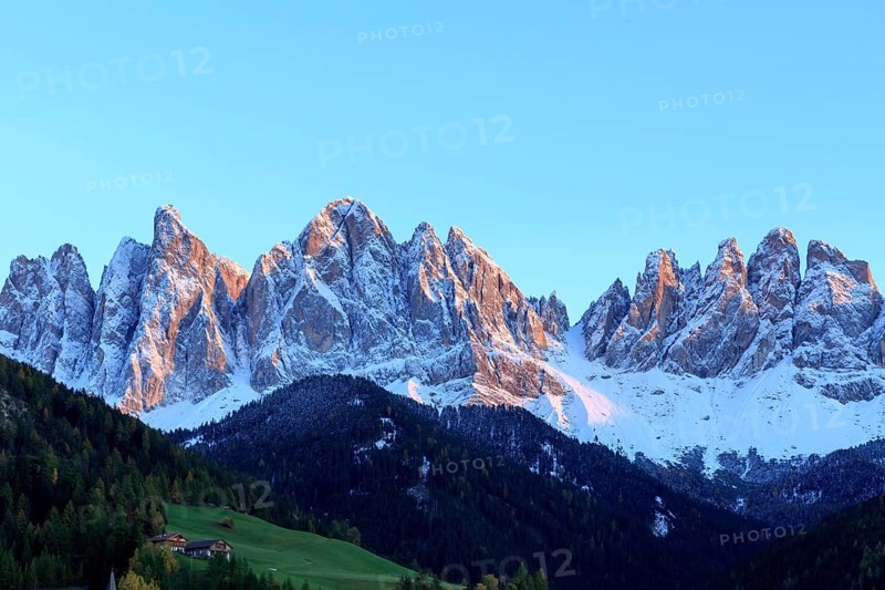Mountain range in the evening light with snow peaks and deep blue sky, Italy, Trentino-Alto Adige, Alto Adige, Bolzano province, Dolomites, Santa Magdalena, St. Maddalena, Funes Valley, Odle, Puez-Geisler Nature Park in autumn, Europe