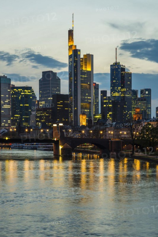 Skyline and banking district at sunset, twilight, Tower 185, Commerzbank, HelaBa, Hessische Landesbank, Deutsche Bank, Ignatz-Bubis-Bruecke, Frankfurt am Main, Hesse, Germany, Europe