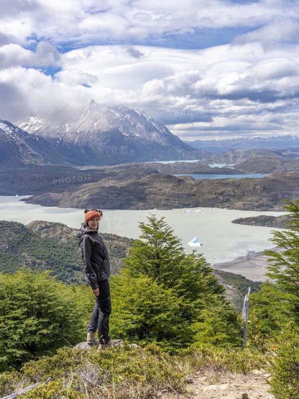 Young woman standing in front of Lago Grey, Hike to Ferrier lookout, Torres de Paine, Magallanes and Chilean Antarctica, Chile, South America