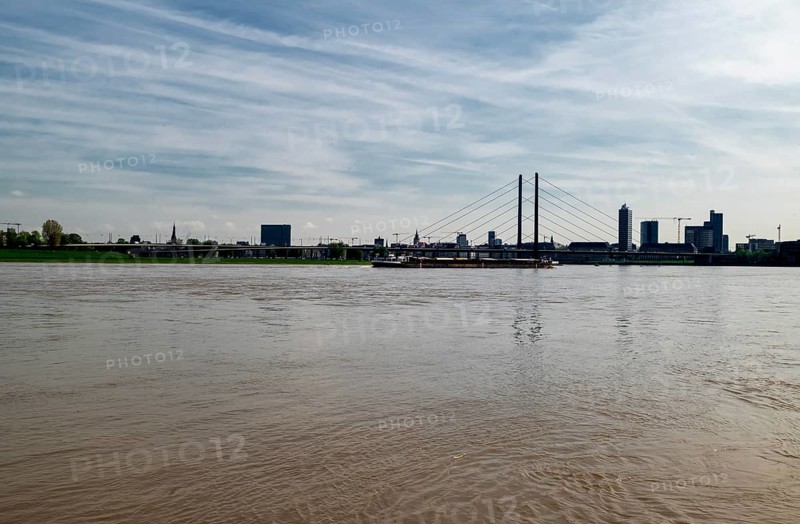 View from Paradiesstrand, Duesseldorf harbour to Rehinkniebruecke and right bank of the Rhine, Duesseldorf, North Rhine-Westphalia, Germany, Europe