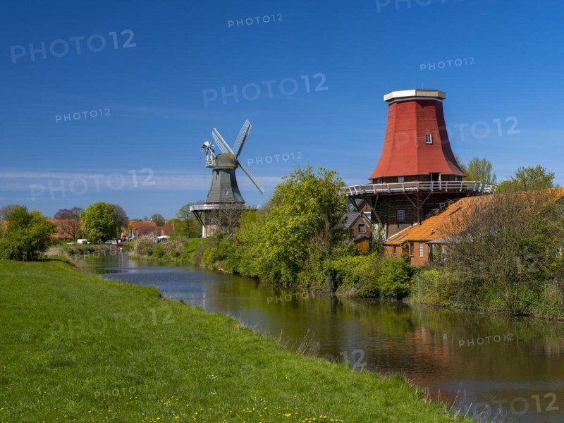 The twin mills at the old Greetsieler Sieltief, Greetsiel, Krummhoern, East Frisia, Lower Saxony, Germany, Europe