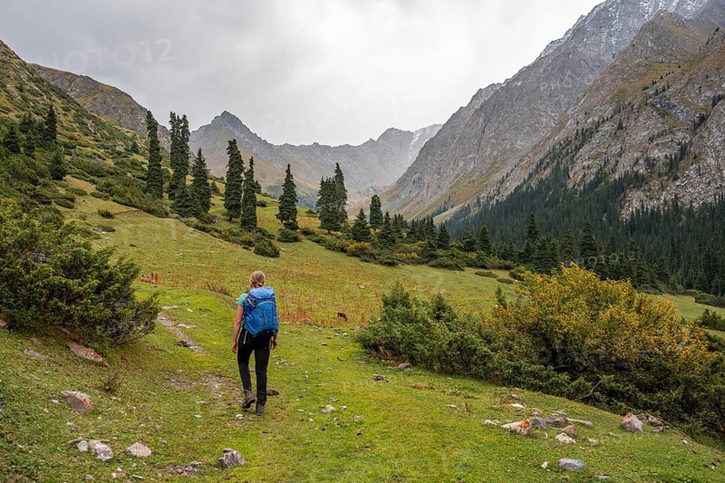 Hiker in the mountain valley, Chong Kyzyl Suu Valley, Terskey Ala Too, Tien-Shan Mountains, Kyrgyzstan, Asia