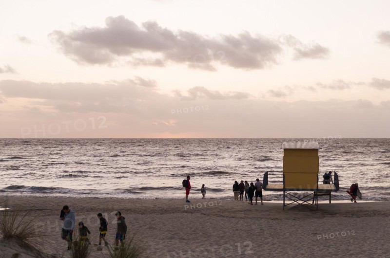MONTEVIDEO, URUGUAY, Dezember 29, 2023: Beautiful sunset at Ramirez beach in Montevideo, Uruguay, South America