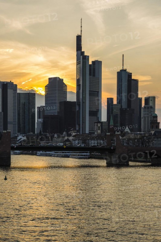 Skyline and banking district at sunset, twilight, Tower 185, Commerzbank, HelaBa, Hessische Landesbank, Deutsche Bank, Alte Bruecke, Frankfurt am Main, Hesse, Germany, Europe