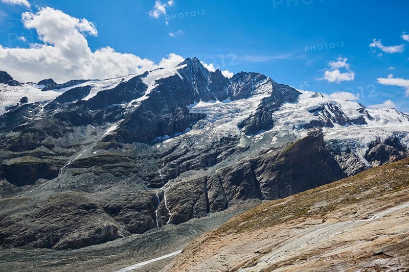 View from Wasserfallwinkelkeesee into the mountains (Grossglockner) with Pasterze on a sunny day, Kaernten, Austria, Europe