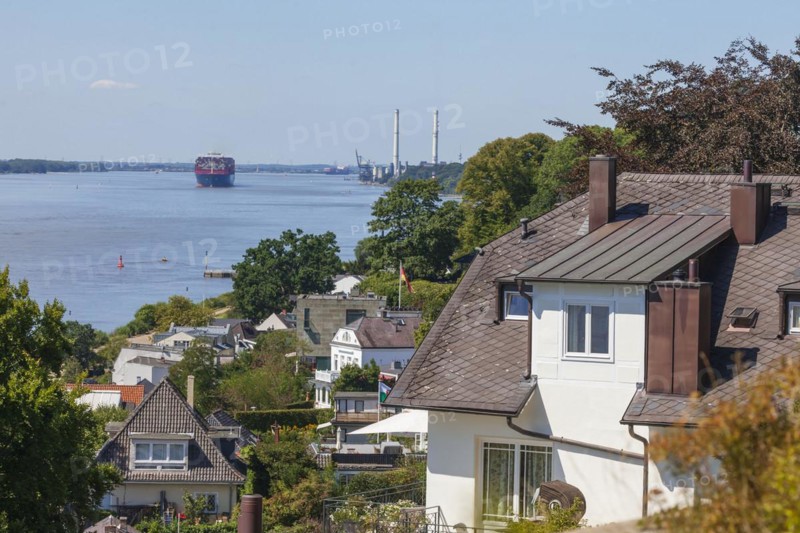Elbe with residential buildings in the Treppenviertel, Blankenese district, Hamburg, Germany, Europe