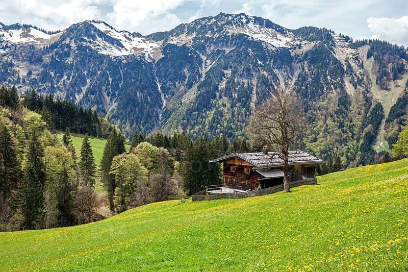 Old farmhouse in the historic mountain farming village of Gerstruben, behind Himmelschrofen, Dietersbachtal, near Oberstdorf, Allgaeu Alps, Oberallgaeu, Allgaeu, Bavaria, Germany, Europe