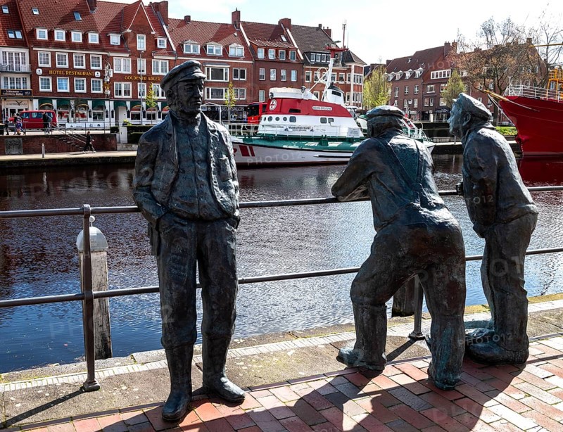 Group of figures, sculptures Delftspucker am Ratsdelft, art in public space, Emden, East Frisia, Lower Saxony, Germany, Europe