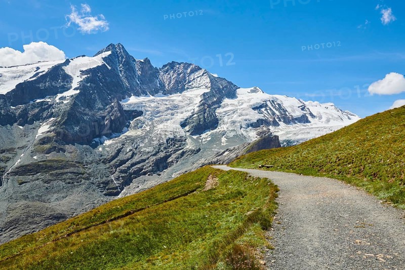 View from Gamsgrubenweg at Franz Joseph Hoehe into the mountains (Grossglockner) with Pasterze on a sunny day at Hochalpenstrasse, Pinzgau, Salzburg, Austria, Europe