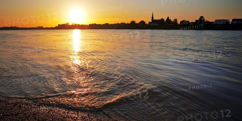 Sunset over the Rhine in Neuss with a view of Volmerswerth in Duesseldorf, Lower Rhine, North Rhine-Westphalia, Germany, Europe