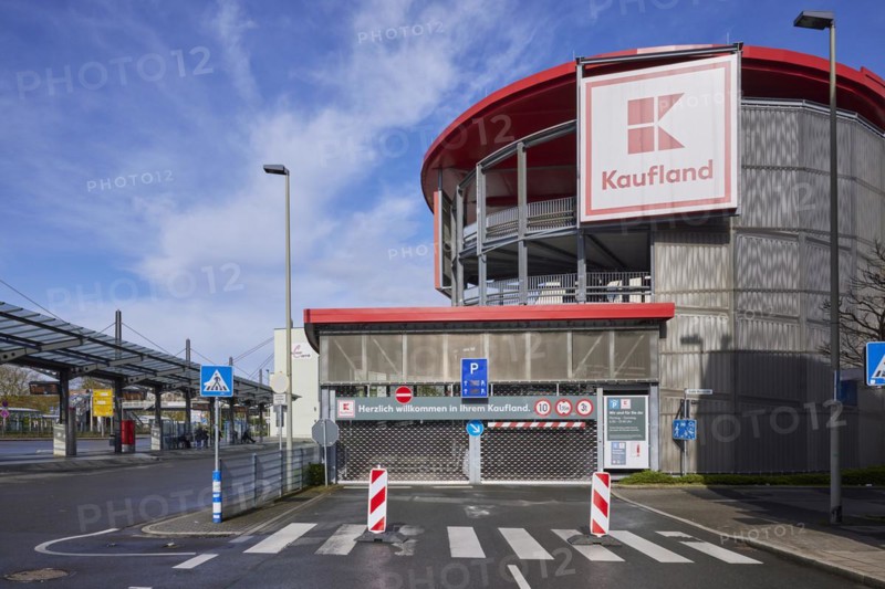 Closed car park at Kaufland and bus station in Hattingen, Ennepe-Ruhr district, North Rhine-Westphalia, Germany, Europe