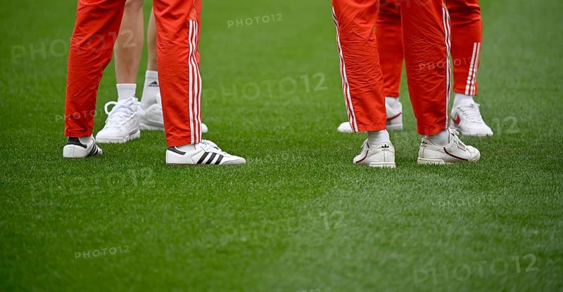 Legs, feet of FC Bayern Munich players, Adidas, logo, shoes, training trousers, on grass, MHPArena, MHP Arena Stuttgart, Baden-Wuerttemberg, Germany, Europe