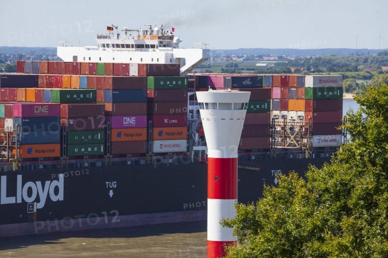 Container ship of the Hapag Lloyd shipping company and lighthouse on the Elbe, Blankenese district, Hamburg, Germany, Europe