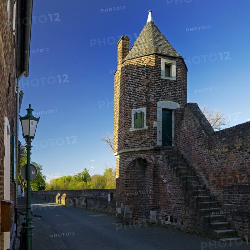 The town wall on Rheinstrasse with the Pfefferbuechse defence defence tower, Zons, Dormagen, Lower Rhine, North Rhine-Westphalia, Germany, Europe
