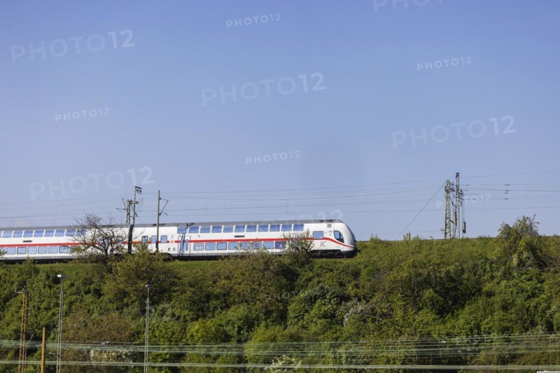 Deutsche Bahn AG InterCity en route, railway embankment and overhead lines, infrastructure, Stuttgart, Baden-Wuerttemberg, Germany, Europe