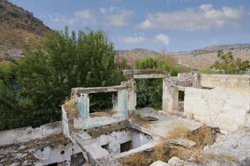 Abandoned houses in Eski Savasan after the construction of the Birecik dam on the Euphrates River, Halfeti, Turkey, Asia