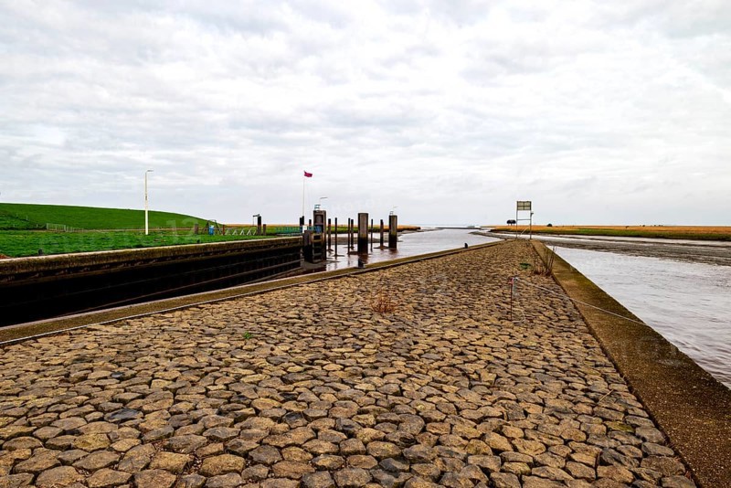 View from the lock Nieuwe Statenzijl RIchtung Dollart, to the right of the estuary birdwatching hut De Kiekkaaste, municipality Oldambt, Dollart, Dollard, province Groningen, Netherlands, Europ