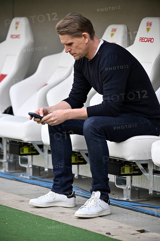 Sports Director Christoph Freund FC Bayern Munich FCB on the bench, with smartphone, mobile phone, MHPArena, MHP Arena Stuttgart, Baden-Wuerttemberg, Germany, Europe