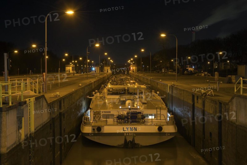 Lock on the Rhine-Herne Canal in Oberhausen-Lirich, at the blue hour, in the evening, ship in the lock chamber, Oberhausen, Ruhr area, North Rhine-Westphalia, Germany, Europe