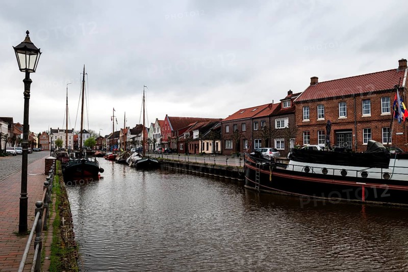 Row of houses on the north side, Old Oat in the small town of Weener, district of Leer, Rheiderland, East Frisia, Lower Saxony, Germany, Europe