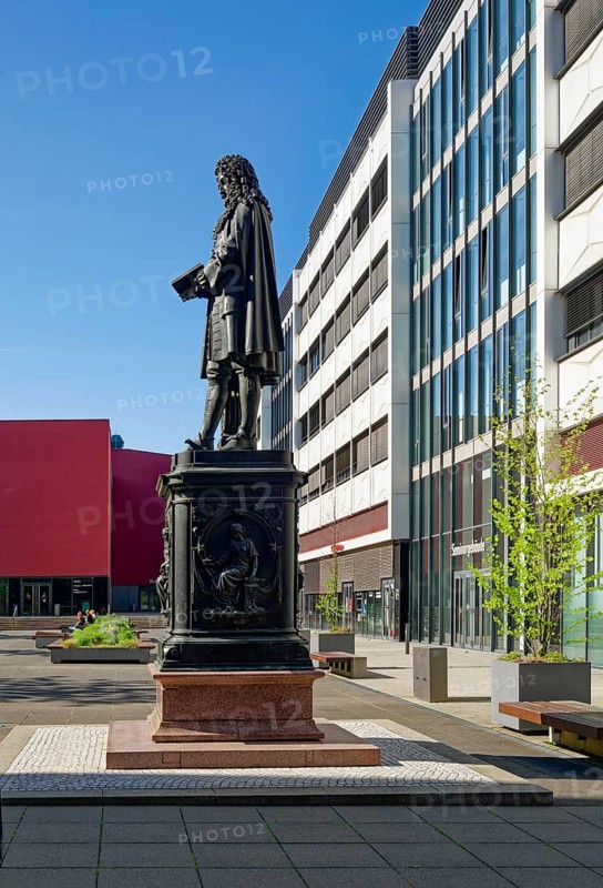 Inner courtyard of Leipzig University with the monument to Gottfried Wilhelm Leibniz, Leipzig, Saxony, Germany, Europe