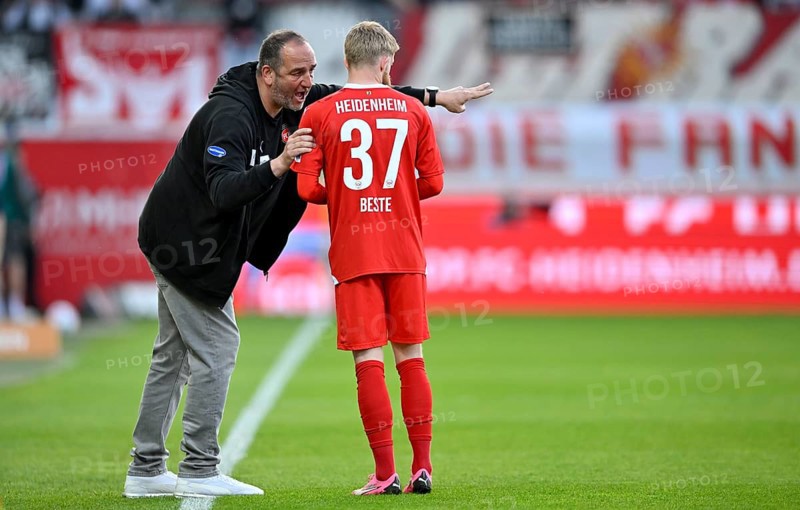 Coach Frank Schmidt 1. FC Heidenheim 1846 FCH on the sidelines talking to Jan-Niklas Beste 1. FC Heidenheim 1846 FCH (37) Voith-Arena, Heidenheim, Baden-Wuerttemberg, Germany, Europe