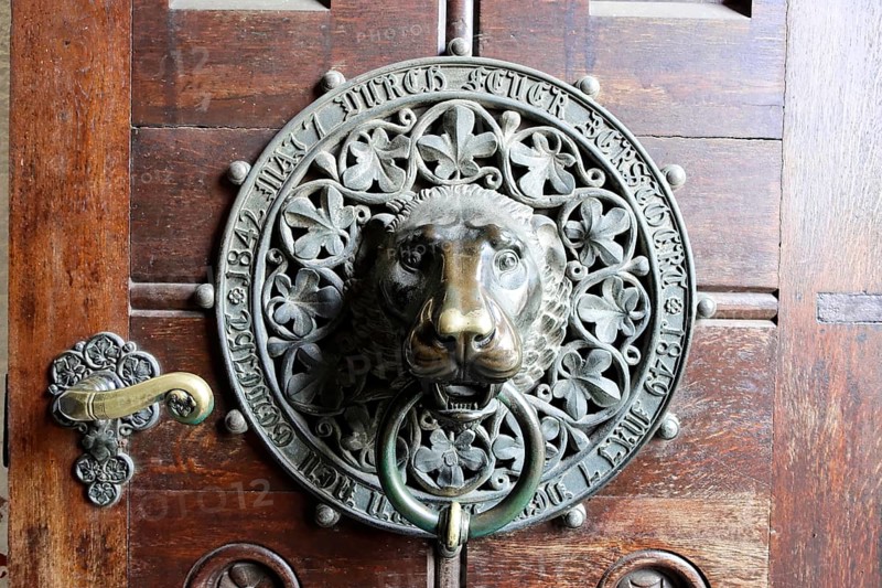 Sankt-Petri-Kirche, parish church, construction started in 1310, Moenckebergstrasse, wide-angle view of a Gothic church interior with stained glass windows and pews, Hamburg, Hanseatic City of Hamburg, close-up of a metal door knocker with lion motif and flora, Hamburg, Hanseatic City of Hamburg, Germany, Europe