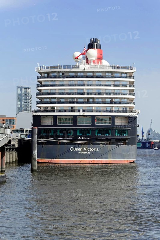 Cruise ship Queen Victoria on the Elbe in Oat harbour, Hamburg, Land Hamburg, Northern Germany, Germany, Europe, The cruise ship 'Queen Victoria' is reflected in the water near the city, Hanseatic city of Hamburg, Germany, Europe