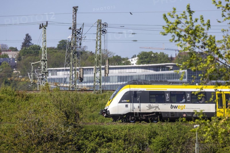 Regional train of the mobility brand bwegt unterwegs, railway embankment and overhead lines, infrastructure, Stuttgart, Baden-Wuerttemberg, Germany, Europe