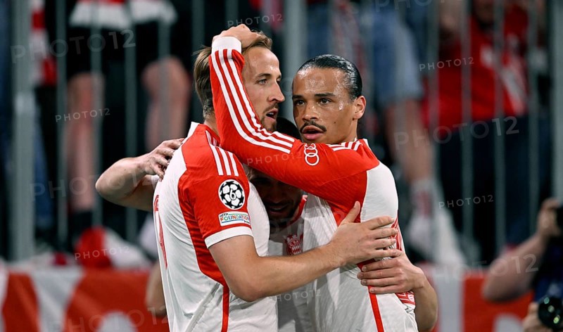 Goal celebration Harry Kane FC Bayern Munich FCB (09) with Leroy Sane FC Bayern Munich FCB (10) Gesture, gesture, Champions League, CL, Allianz Arena, Munich, Bayern, Germany, Europe