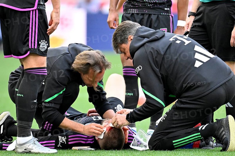 Eric Dier FC Bayern Munich FCB (15) injured, injury to the head, blood, laceration, head injury, carer, MHPArena, MHP Arena Stuttgart, Baden-Wuerttemberg, Germany, Europe