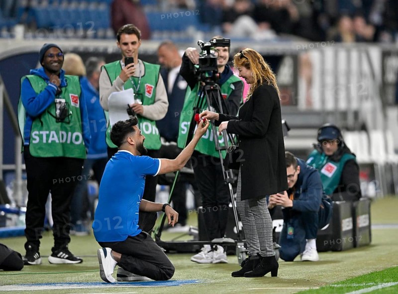 Marriage proposal in the stadium in front of TV cameras, Hoffenheim fan kneels in front of girlfriend and asks her to marry him, hands over rings, PreZero Arena, Sinsheim, Baden-Wuerttemberg, Germany, Europe