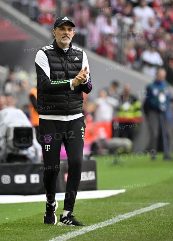 Coach Thomas Tuchel FC Bayern Munich FCB on the sidelines clapping his hands in encouragement, Allianz Arena, Munich, Bavaria, Germany, Europe