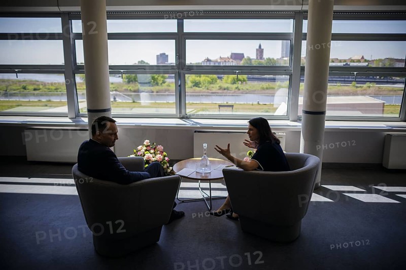 Annalena Baerbock (Alliance 90/The Greens), Federal Foreign Minister, talks to Rados Caw Sikorski, Foreign Minister of Poland, at the Collegium Polonicum in S Cubice. Baerbock visits Slubice on the occasion of the 'AeR20th anniversary of Poland's accession to the EU. S Cubice, 01.05.2024. Photographed on behalf of the Federal Foreign Office