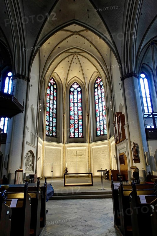 Sankt-Petri-Kirche, parish church, construction began in 1310, Moenckebergstrasse, Wide-angle view of a Gothic church interior with stained glass windows and pews, Hamburg, Hanseatic City of Hamburg, A simply designed chancel with impressive stained glass windows in the background, Hamburg, Hanseatic City of Hamburg, Germany, Europe