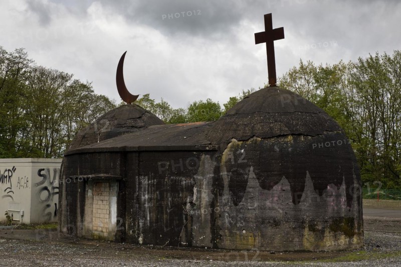 Artwork Migration object, cross and crescent on a former air raid shelter, artist Helmut Bettenhausen, Public Art Ruhr, Cranger Kirmesplatz, Herne, Ruhr Area, Germany, Europe