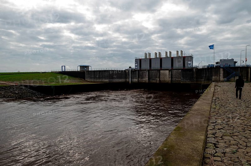 Lock gates of the Nieuwe Statenzijl lock seen from Dollartseite, municipality of Oldambt, Dollart, Dollard, province of Groningen, Netherlands
