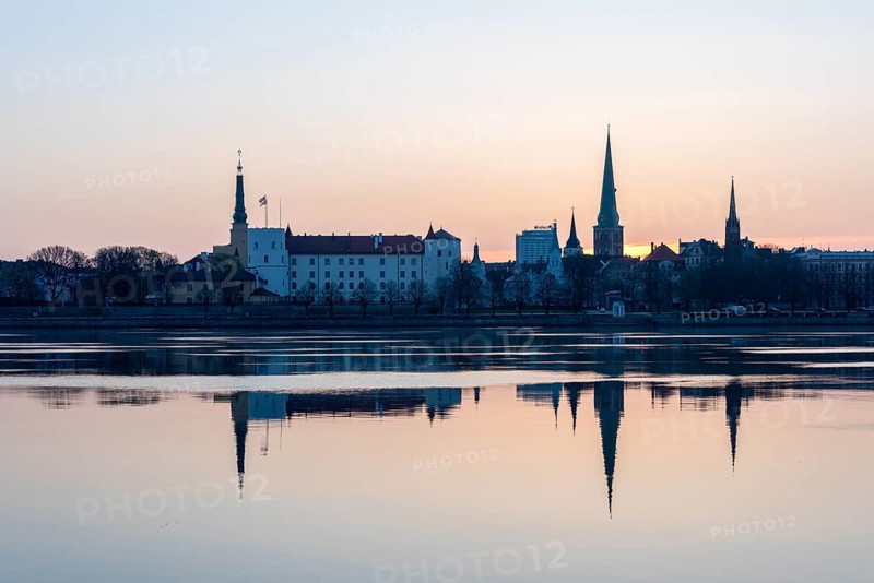 Morning atmosphere on the Daugava River with Riga Castle, seat of the Latvian President, and St James' Cathedral, Riga, Latvia, Europe
