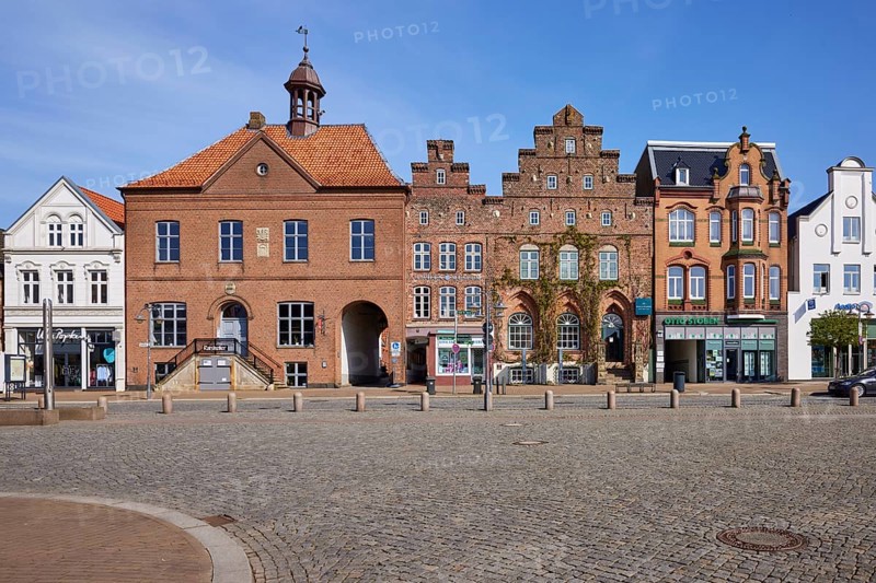 Residential and commercial building around 1890, old town hall with passageway, residential and commercial building at the end of the 16th century, patrician house and former inn Husumer Krug am Markt in Husum, Nordfriesland district, Schleswig-Holstein, Germany, Europe