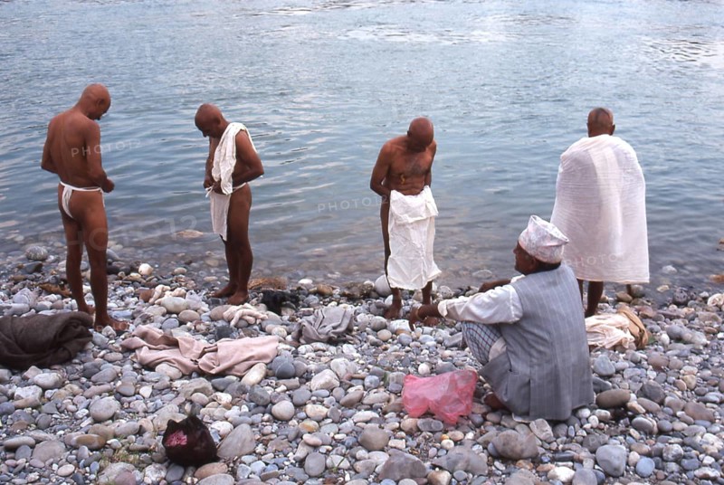 Hindu funerary ritual, men, bathing, Narayani river, terai, Nepal, Asia
