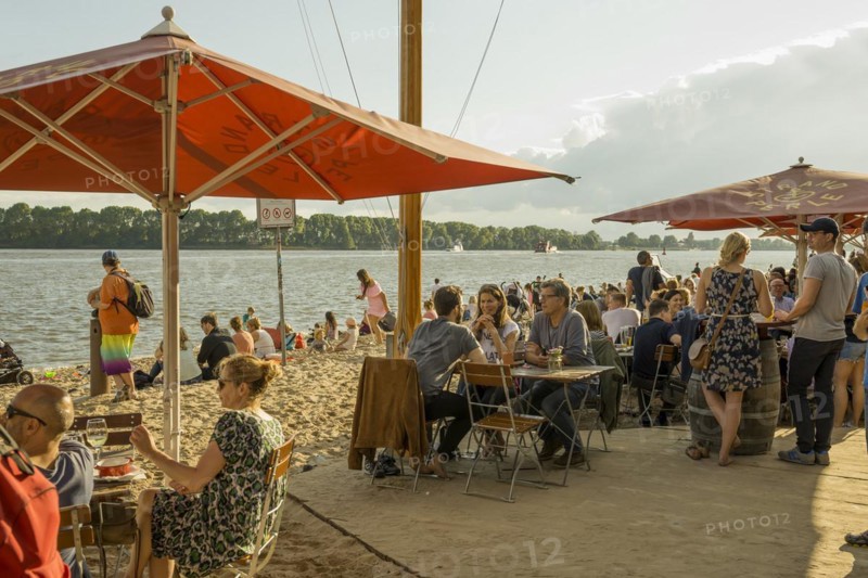 People on the beach, Strandbar Strandperle, Elbe beach, Oevelgoenne, Hamburg, Germany, Europe