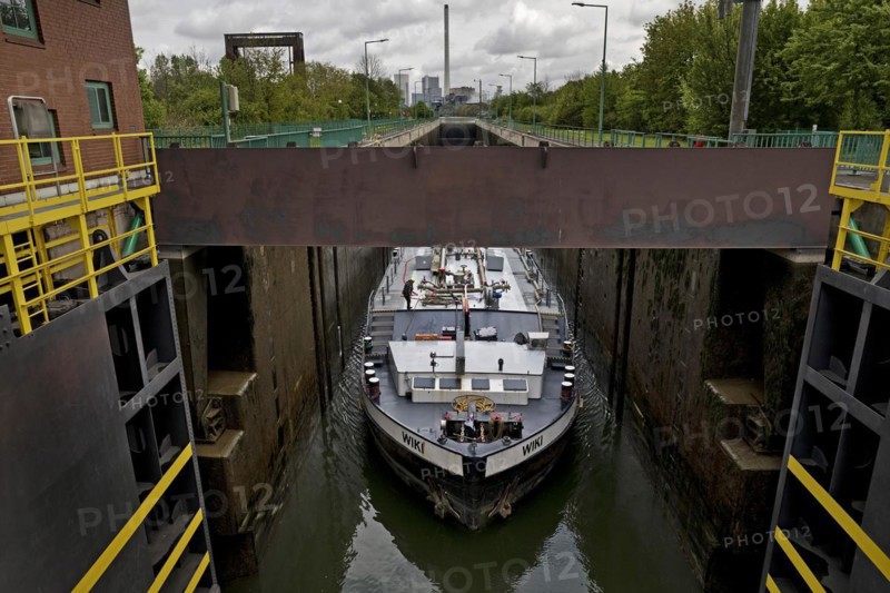 The motor tanker Wiki in the lock system Wanne-Eickel, Neue Suedschleuse, Rhine-Herne Canal, Herne, Ruhr area, Germany, Europe
