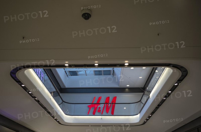 Interior shot H & M Hennes & Mauritz, Das Gerber, logo, shopping centre, shopping mall, Stuttgart, Baden-Wuerttemberg, Germany, Europe