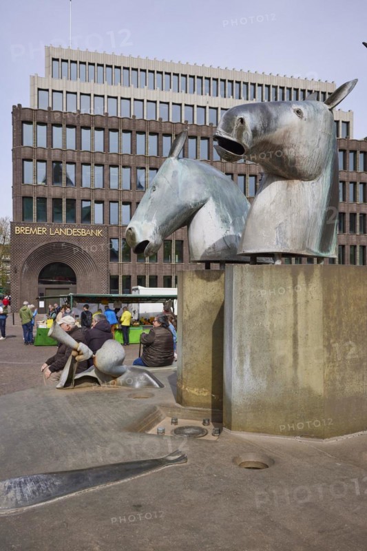 Neptune Fountain by sculptor Waldemar Otto and the Bremer Landesbank at the Domshof in Bremen, Hanseatic City, State of Bremen, Germany, Europe
