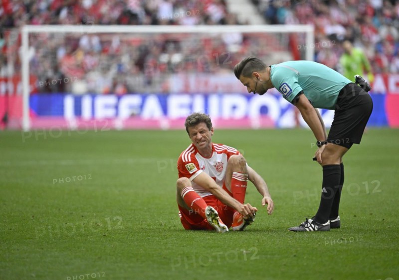 Thomas Mueller FC Bayern Munich FCB (25) injured, Referee Referee Daniel Schlager, Allianz Arena, Munich, Bavaria, Germany, Europe