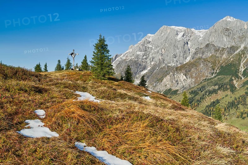 Cross at Hochkeil with Hochkoenig mountains, autumn, Muehlbach am Hochkoenig, Pongau, Salzburg, Austria, Europe