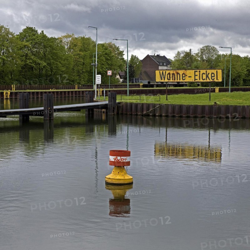 Headwater of the Wanne-Eickel lock system, New South Lock, Rhine-Herne Canal, Herne, North Rhine-Westphalia, Ruhr area, Germany, Europe