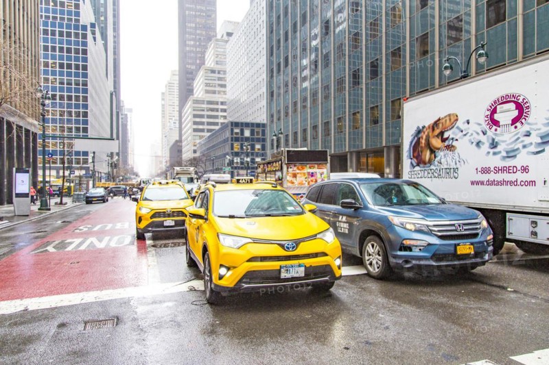 Street scene in the rain below the Chrysler Building on 43 St., Manhattan, New York City